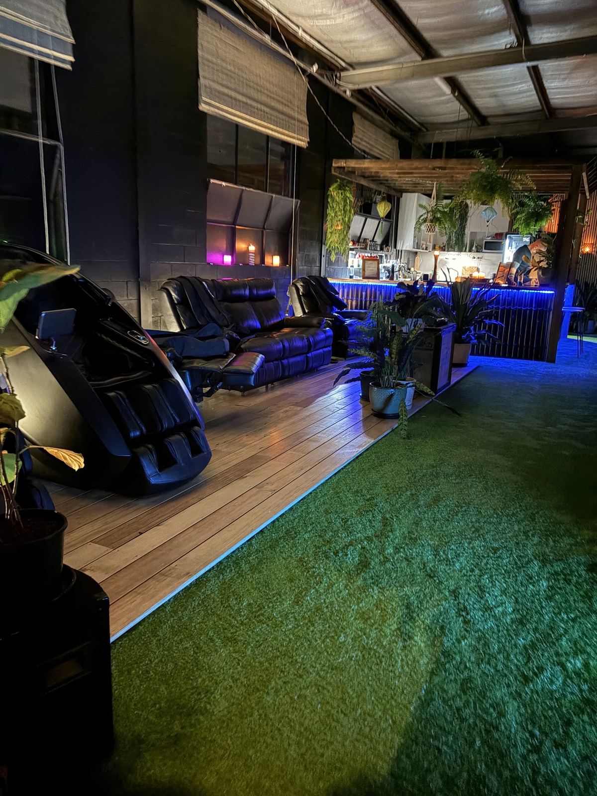 Zero gravity lounge chairs